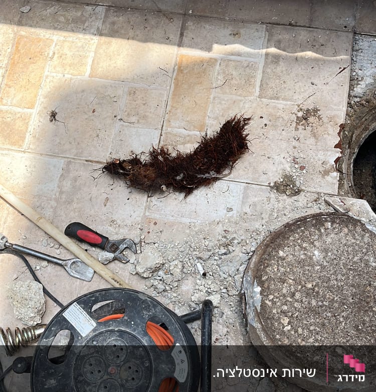 כלי עבודה של אינסטלטור, כבל חשמלי, שורשים על הרצפה
